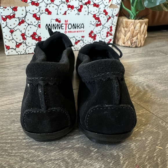 Minnetonka x Sanrio Hello Kitty Black Suede Fringe Moccasins w Bow Size 8.5 NWB! - Picture 6 of 10
